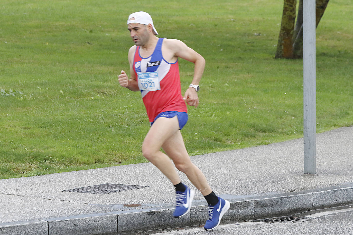 La octava edición de la Sanitas Marca Running Series, que recorrió diez kilómetros a través de la costa gijonesa, alcanza sus previsiones de participación y culmina con la victoria de Javier Benito e Irene Loizate