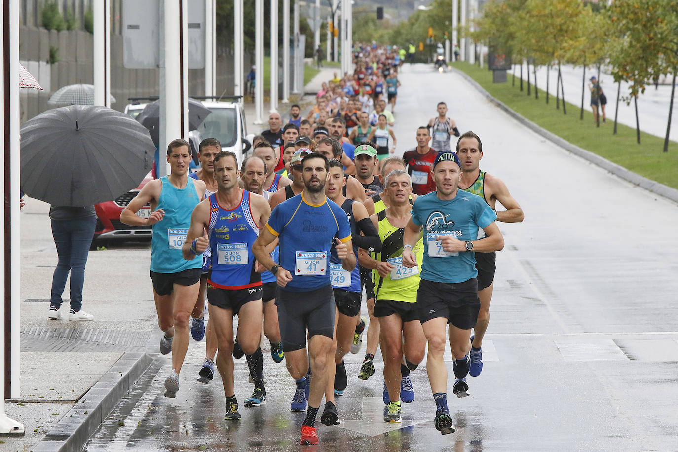 La octava edición de la Sanitas Marca Running Series, que recorrió diez kilómetros a través de la costa gijonesa, alcanza sus previsiones de participación y culmina con la victoria de Javier Benito e Irene Loizate