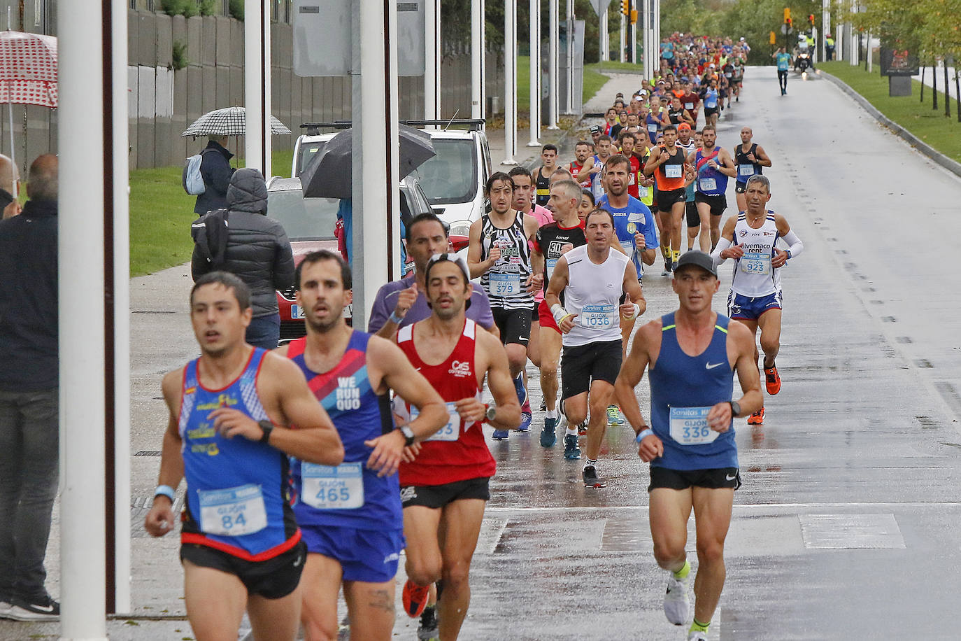 La octava edición de la Sanitas Marca Running Series, que recorrió diez kilómetros a través de la costa gijonesa, alcanza sus previsiones de participación y culmina con la victoria de Javier Benito e Irene Loizate