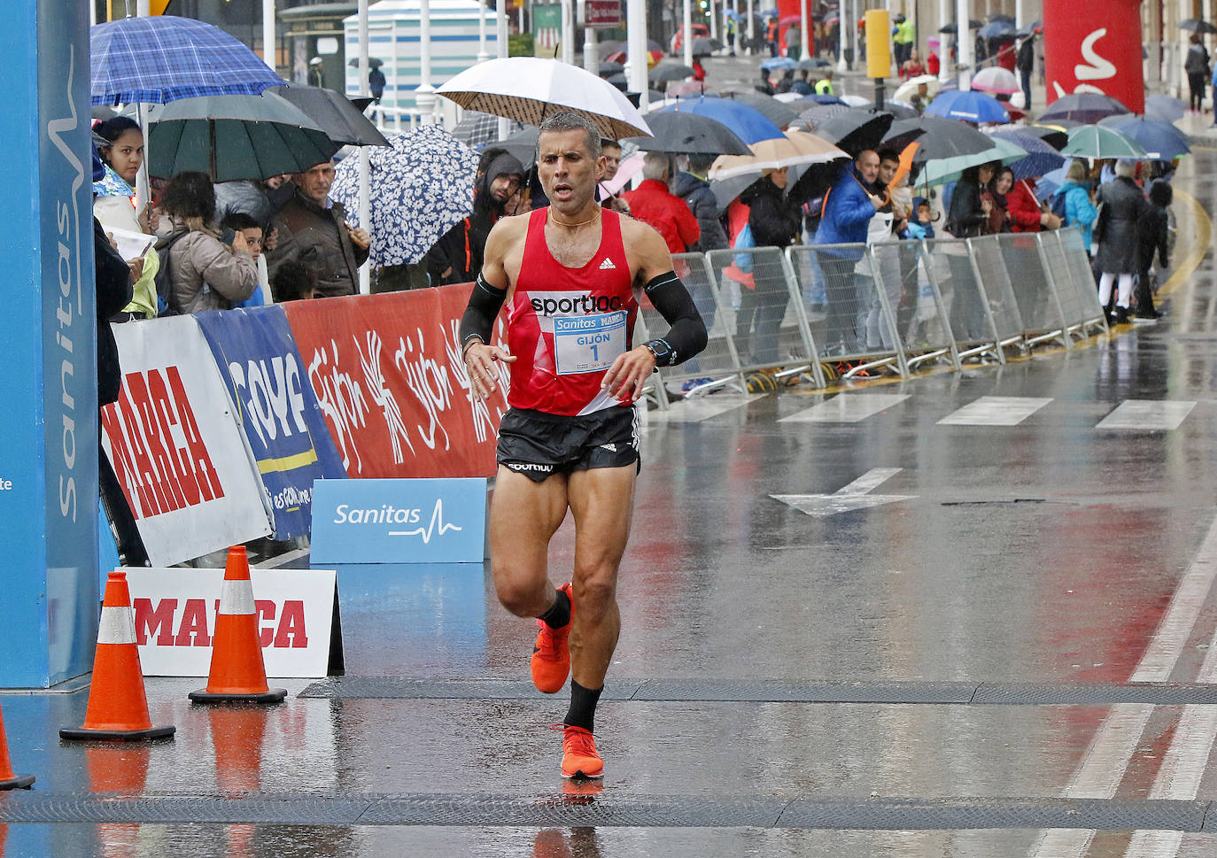 La octava edición de la Sanitas Marca Running Series, que recorrió diez kilómetros a través de la costa gijonesa, alcanza sus previsiones de participación y culmina con la victoria de Javier Benito e Irene Loizate