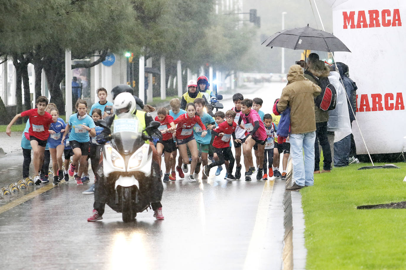 La octava edición de la Sanitas Marca Running Series, que recorre diez kilómetros a través de la costa gijonesa, alcanza sus previsiones de participación.