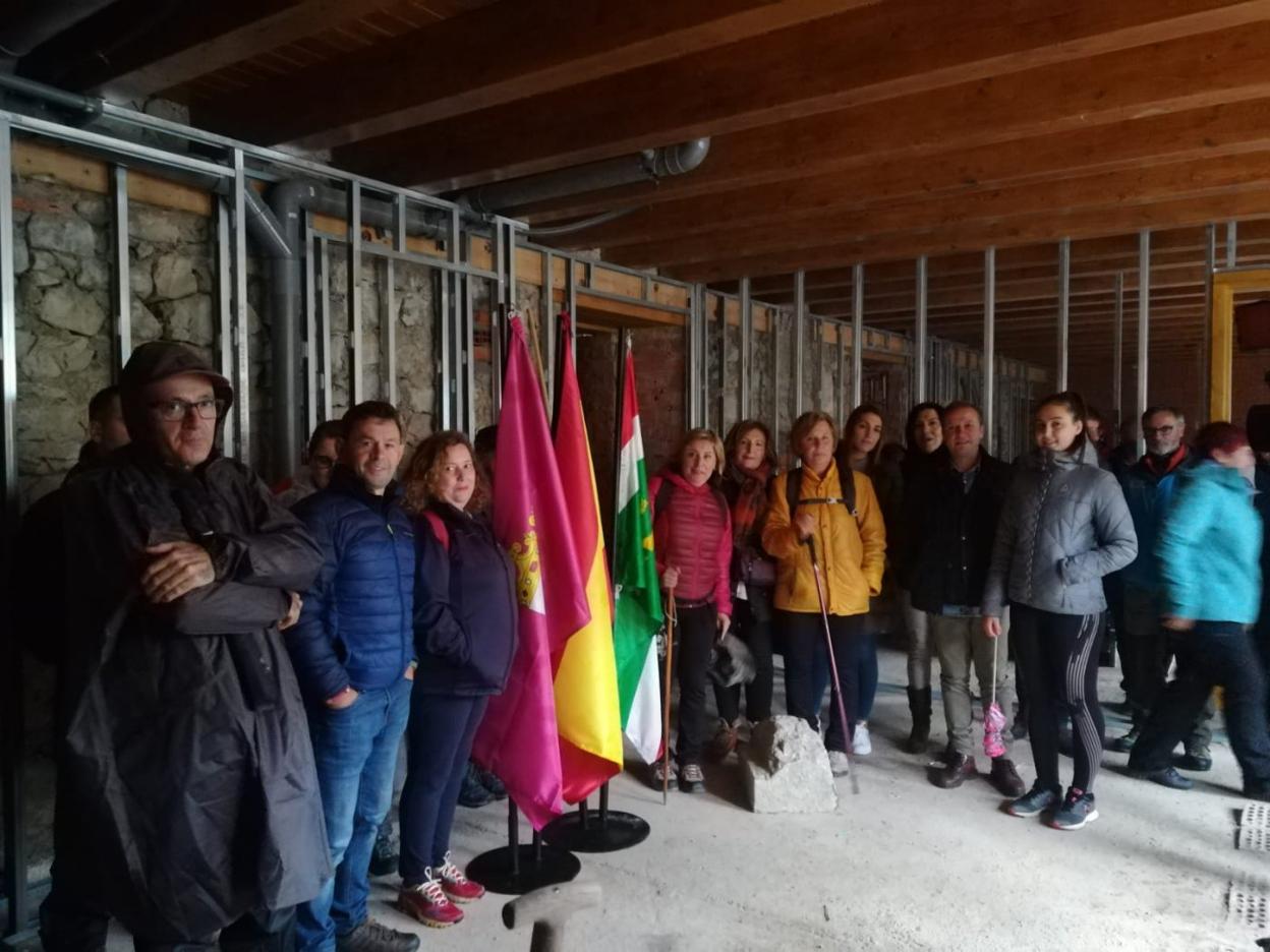 Las delegaciones de Asturias y León, en el puerto de Vegarada momentos antes de iniciar sus respectivas marchas. 