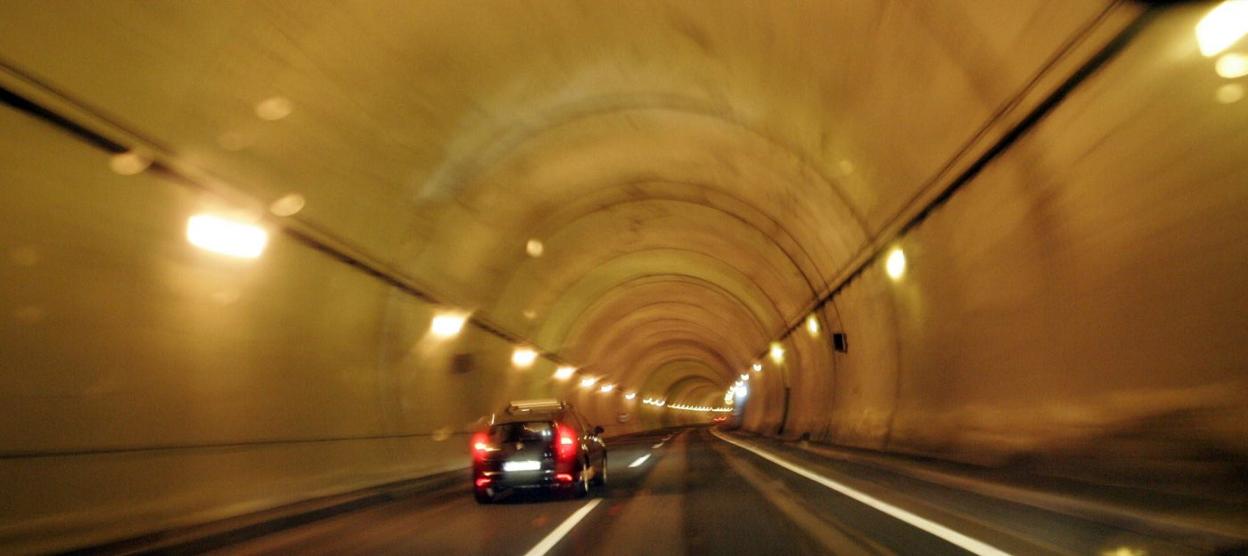 Túnel de Pando, en la autopista del Huerna, uno de los que requiere obra para adaptarse a la directiva de la UE. 