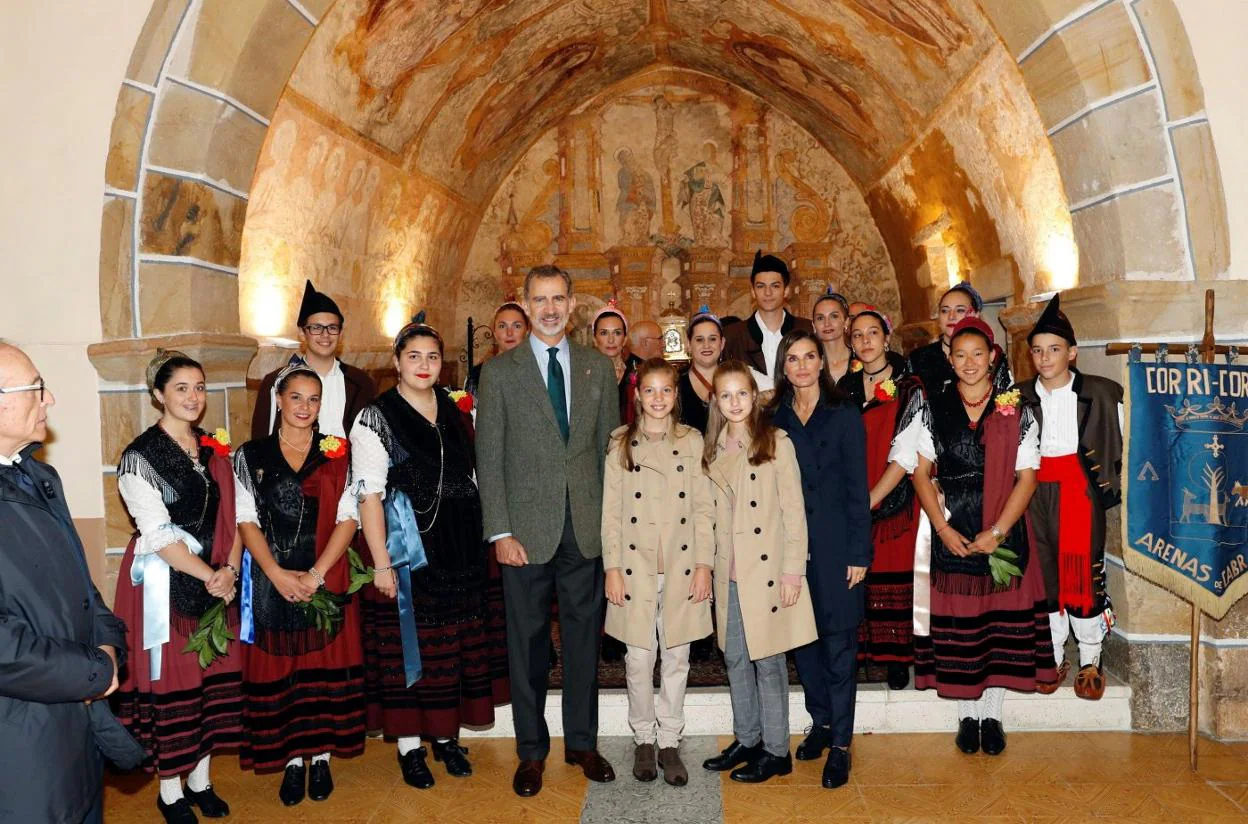 La Familia Real y Luis Fernández-Vega, junto a los artífices del corri corri, entre ellos la bailadora de origen chino Clara Gonzalo. :: EFE
