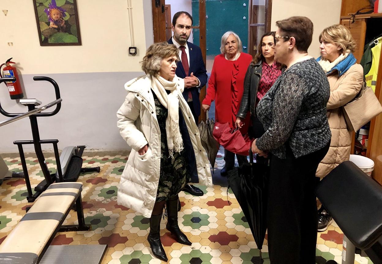 La ministra Carcedo, ayer, durante su visita a Pravia. 