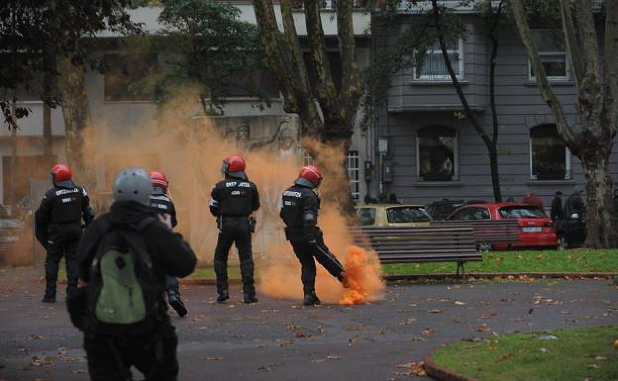 Agentes de la Ertzaintza en las inmediaciones del Palaco Euskaduna de Bilbao.