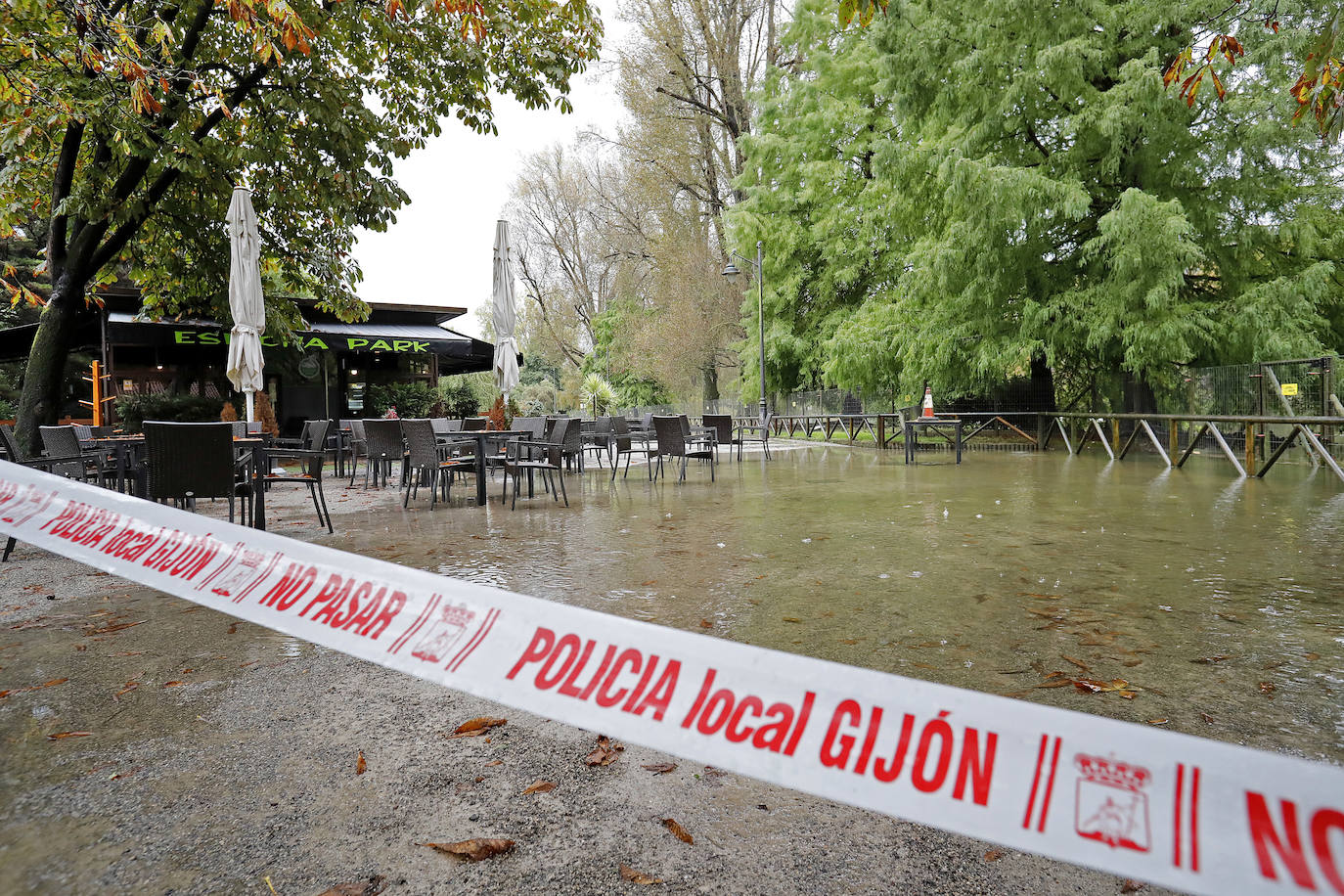 Las fuertes lluvias que caen desde este sábado en Gijón y que continúan este domingo arreciando en la ciudad, han obligado a cerrar el parque Isabel La Católica.