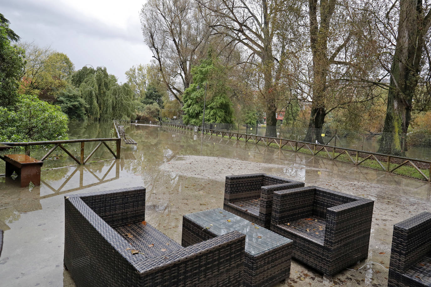 Las fuertes lluvias que caen desde este sábado en Gijón y que continúan este domingo arreciando en la ciudad, han obligado a cerrar el parque Isabel La Católica.