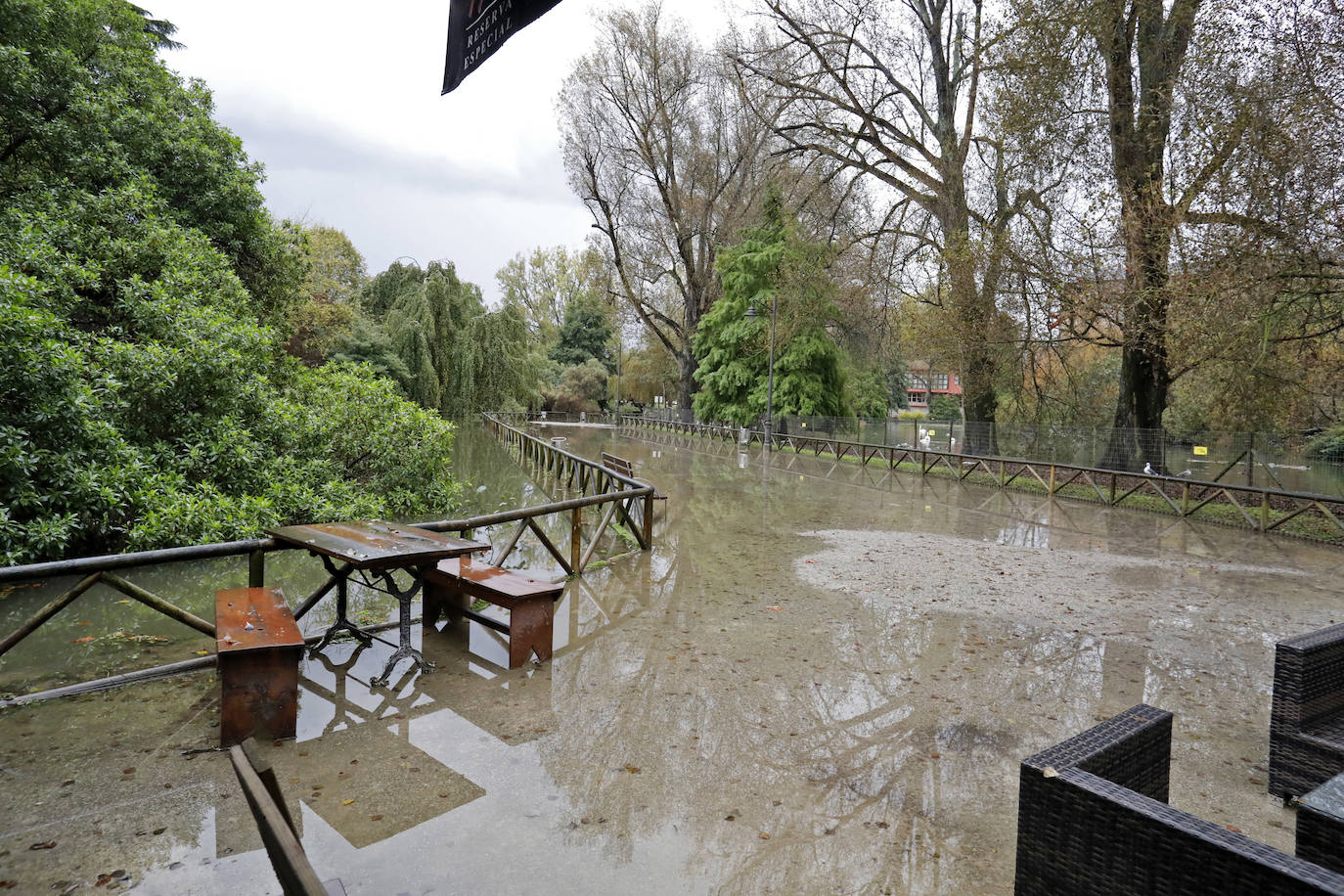 Las fuertes lluvias que caen desde este sábado en Gijón y que continúan este domingo arreciando en la ciudad, han obligado a cerrar el parque Isabel La Católica.