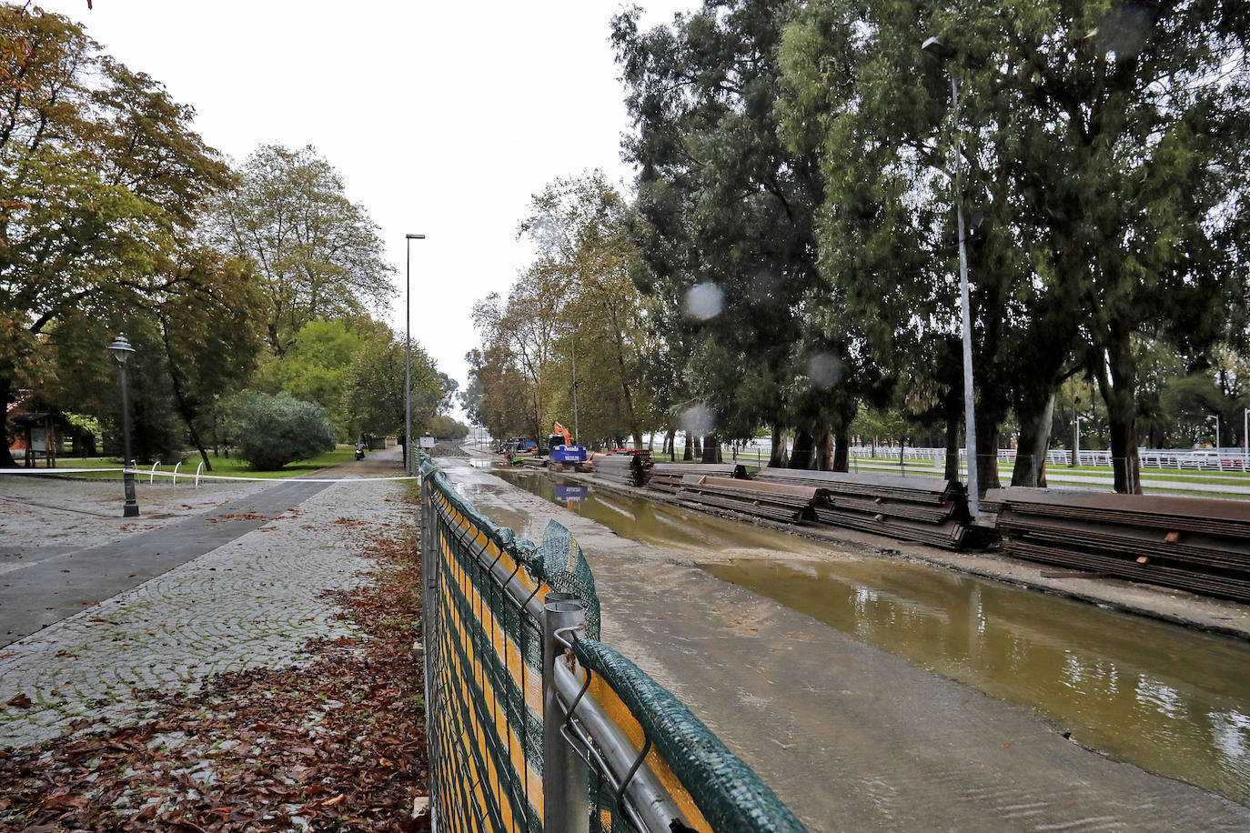 Las fuertes lluvias que caen desde este sábado en Gijón y que continúan este domingo arreciando en la ciudad, han obligado a cerrar el parque Isabel La Católica.