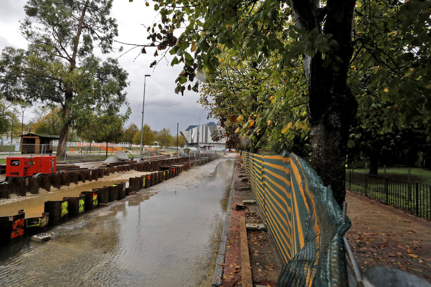 Las fuertes lluvias que caen desde este sábado en Gijón y que continúan este domingo arreciando en la ciudad, han obligado a cerrar el parque Isabel La Católica.