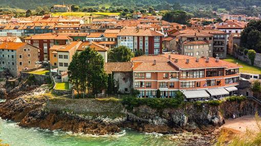 Un pueblo asturiano ha salido vencedor de una curiosa clasificación que ha realizado Instagram sobre los pueblos españoles más fotografiados en base a las menciones que reciben. 1- Llanes (Asturias). Tiene 214.842 menciones.