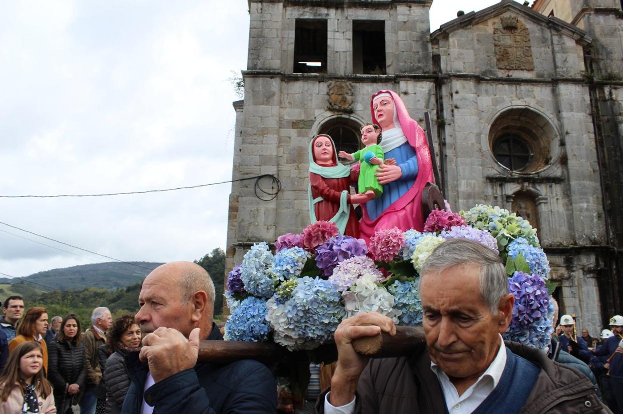 La famosa talla de Santa Ana de Rañadoiro, a su salida del monasterio. 