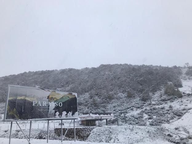 Anuncio de Asturias en la estación de Fuentes de Invierno. 