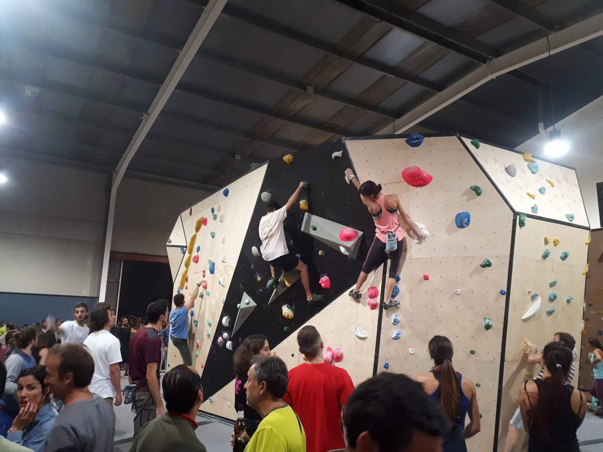 Más de 1.000 personas asistieron a la inauguración de este espacio deportivo y de ocio de casi 2.000 metros cuadrados, que ya figura como el mayor centro de escalada de toda la región. One Move, así se llama este nuevo rocódromo situado en La Calzada, acogerá también el próximo 17 de noviembre la Copa de Asturias de escalada.