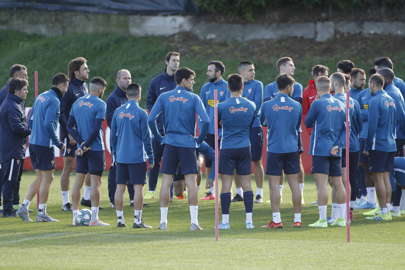 El conjunto rojiblanco se ejercita para preparar el encuentro ante el Zaragoza el próximo 27 de octubre. 