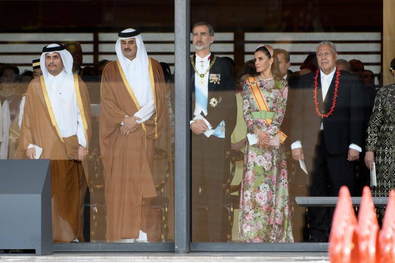 Doña Letizia ha vuelto a convertir en protagonista otro de sus estilismos: un llamativo vestido con estampado de hortensias y fondo verde, que no ha dejado indiferente a nadie, y que ha lucido en su asistencia a la entronización de Naruhito de Japón. Un nuevo estilismo con el que la Reina también ha logrado trasladar la moda de Andalucía a Japón. La prenda pertenece a la diseñadora cordobesa Matilde Cano y en su web se encuentra aún disponible por 339 euros. Para rematar el look, no ha dudado en combinarlocon una diadema de diseño acolchado y en tono rosa claro a juego con su vestido, otra de las tendencias del momento. En el Palacio Imperial, Doña Letizia también ha estrenado otro vestido, en este caso de Carolina Herrera, hecho a medida un diseño de cuerpo entallado, manga francesa y falda de vuelo en color rosa espiga, en el que las flores, en este caso blancas ocupan también una zona destacada en cintura.