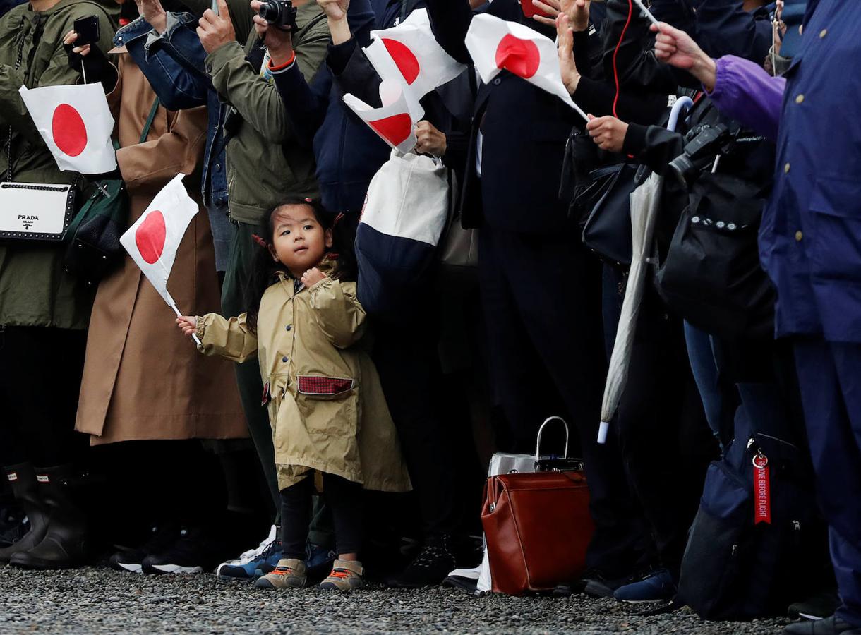 La gente celebra la entronización del emperador japonés Naruhito a las puertas del Palacio Imperial.