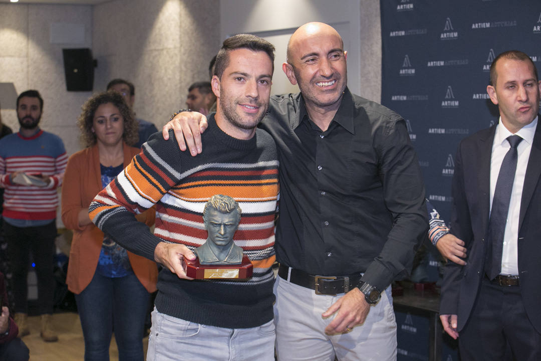 Abelardo Fernández fue el encargado de entregar los premios del XII Trofeo Quini que entregan EL COMERCIO y la Federación de Peñas Sportinguistas.