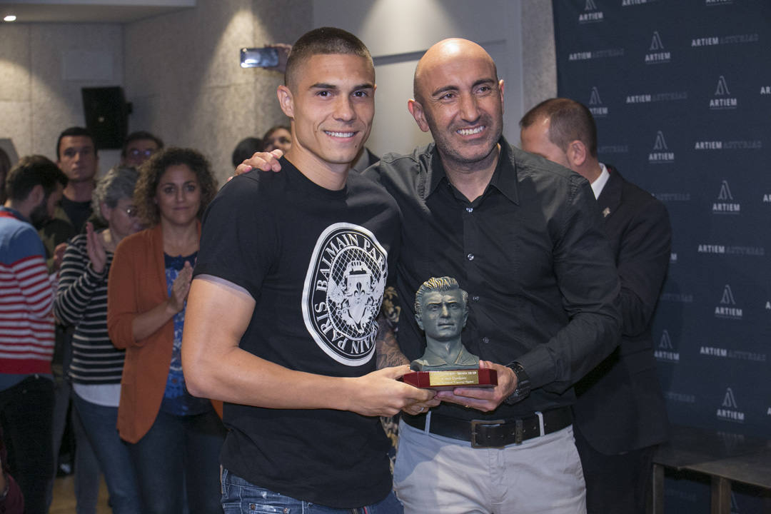 Abelardo Fernández fue el encargado de entregar los premios del XII Trofeo Quini que entregan EL COMERCIO y la Federación de Peñas Sportinguistas.