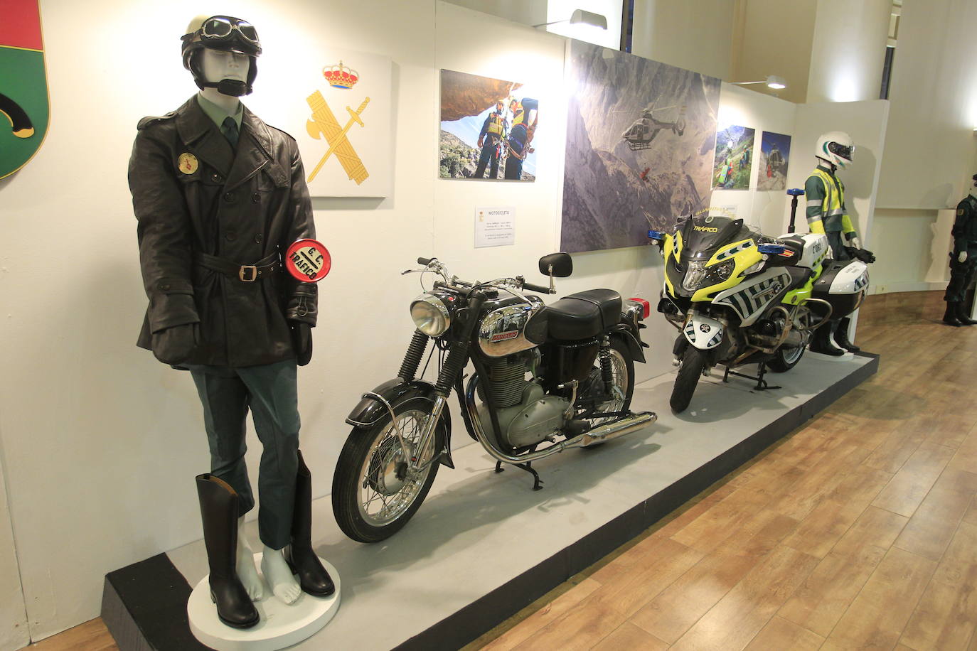 La Plaza de Trascorrales acoge desde este miércoles esta exposición itinerante. El acto de inauguración ha sido presidido por la Delegada del Gobierno en Asturias, Delia Losa, que ha estado acompañada por el Coronel Jefe de la Guardia Civil de Asturias, Francisco Javier Almiñana. En la inauguración también han estado presentes otras autoridades, como el presidente de la Junta General del Principado de Asturias, Marcelino Marcos Líndez, el alcalde de Oviedo, Alfredo Canteli, o el vicepresidente del Principado de Asturias, Juan Cofiño.