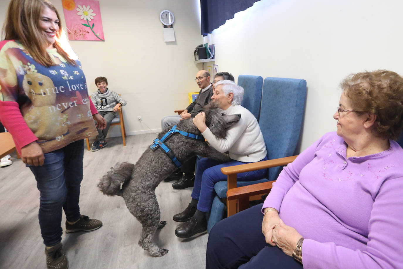 Nevel se abraza a una paciente en presencia de la psicóloga Inés Jiménez