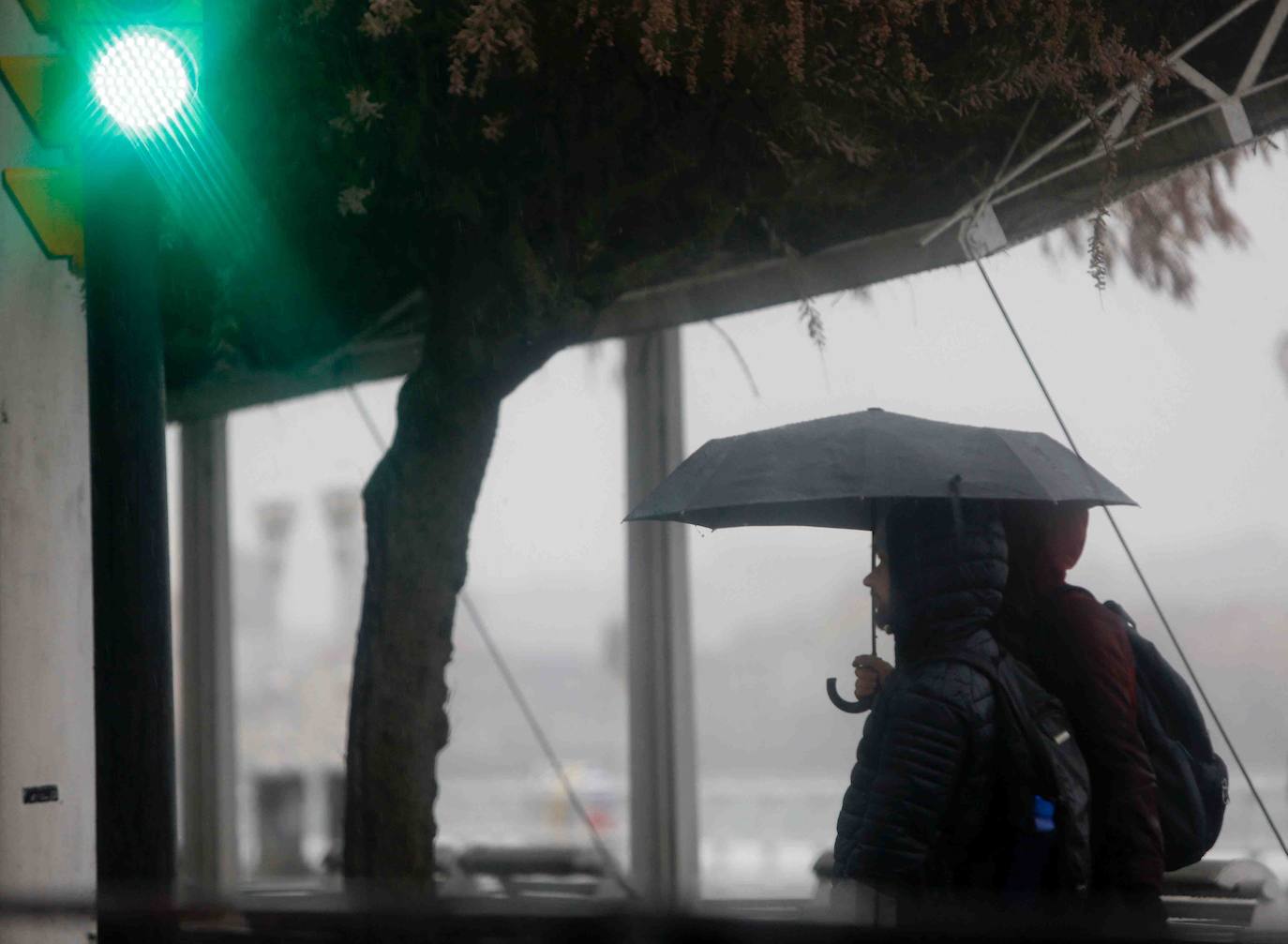 Ríos desbordados y destrozos durante el paso del temporal por Asturias