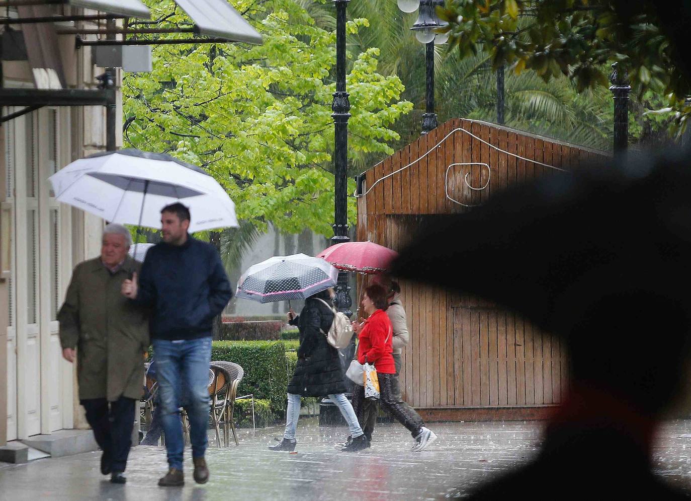 Ríos desbordados y destrozos durante el paso del temporal por Asturias