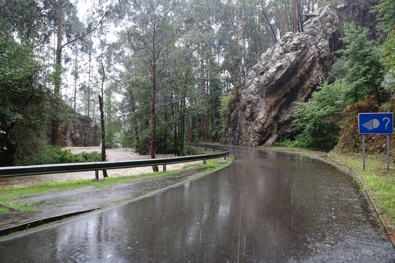 Ríos desbordados y destrozos durante el paso del temporal por Asturias