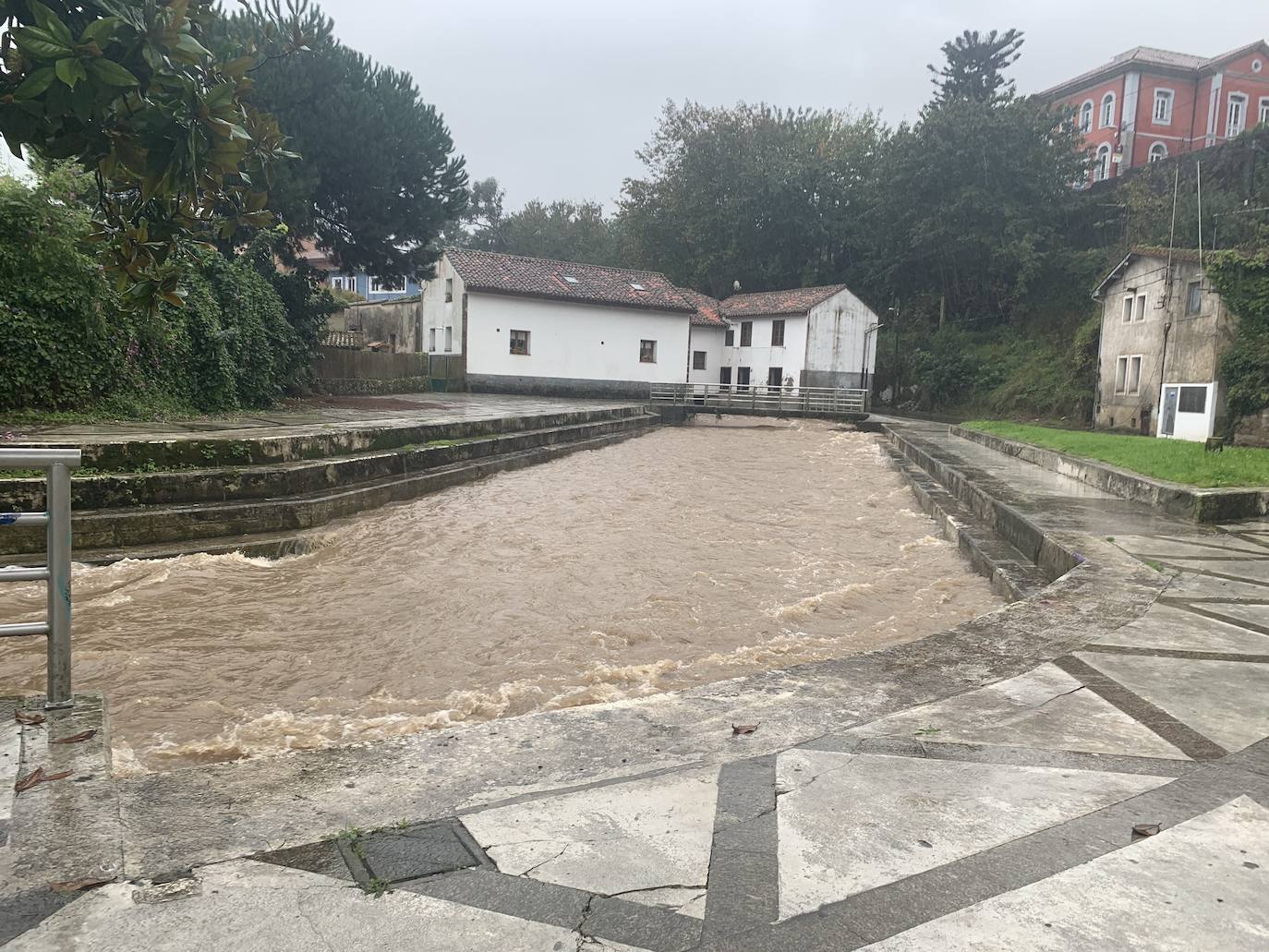 Ríos desbordados y destrozos durante el paso del temporal por Asturias