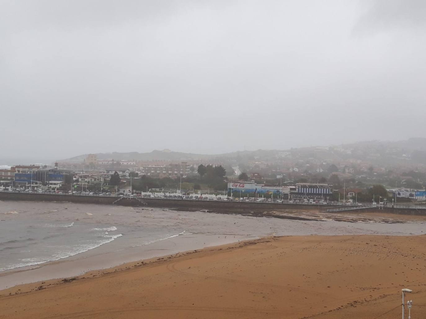 Ríos desbordados y destrozos durante el paso del temporal por Asturias