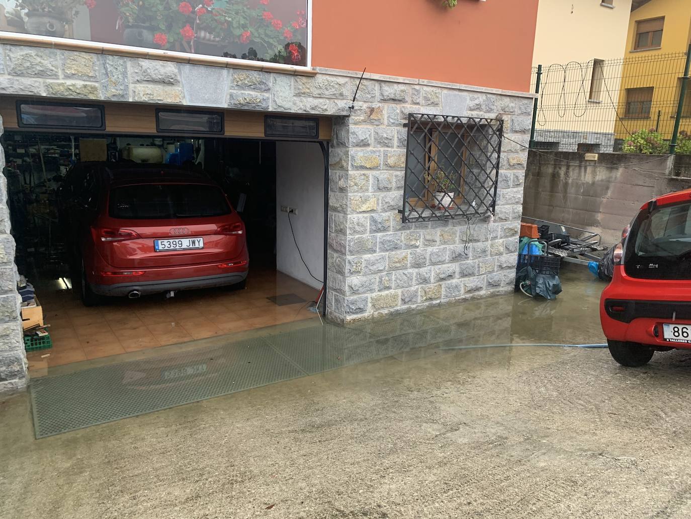 Ríos desbordados y destrozos durante el paso del temporal por Asturias