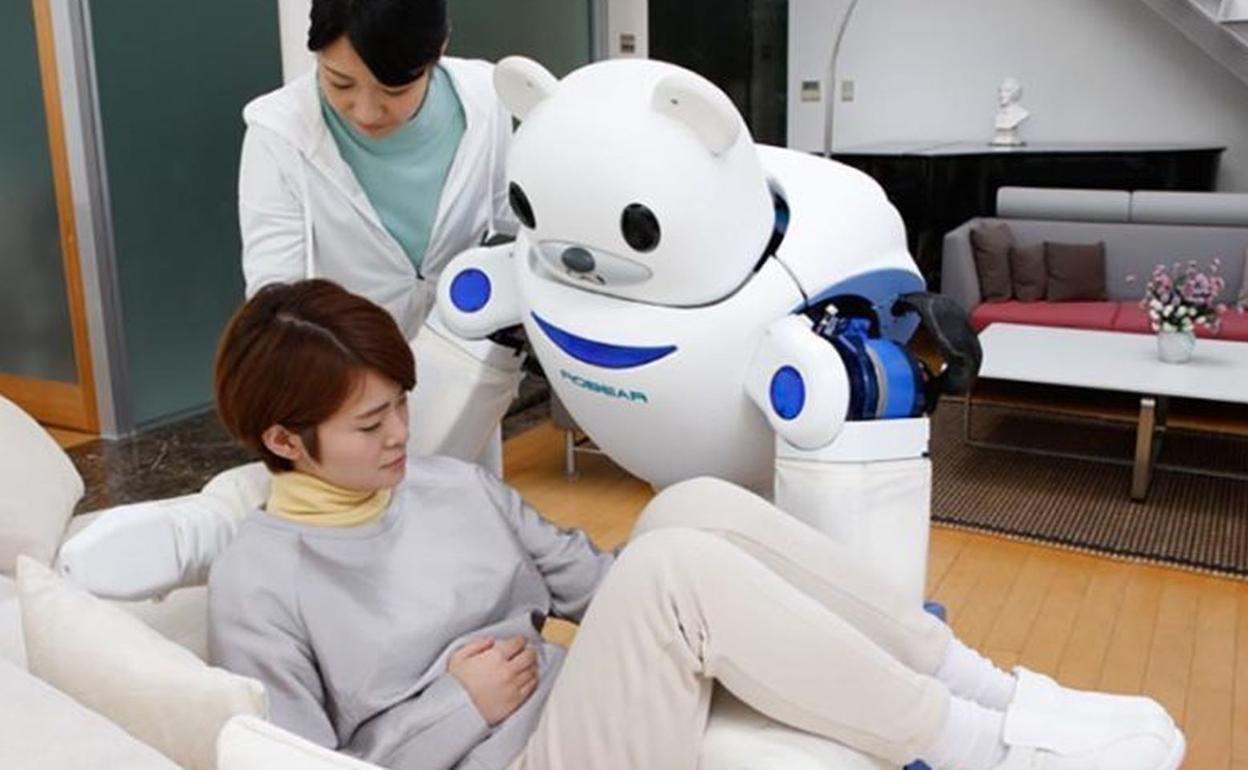 Un robot ayuda a una mujer a levantarse.