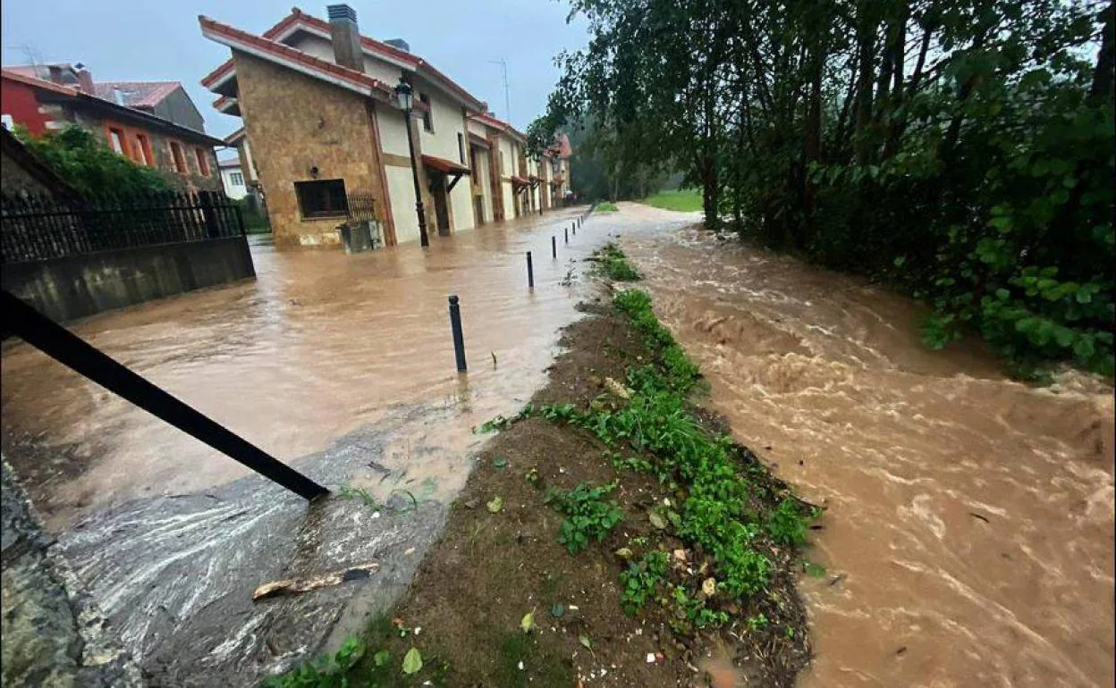 Cantabria activa plan de inundaciones, que ya cortan vía de tren y carretera