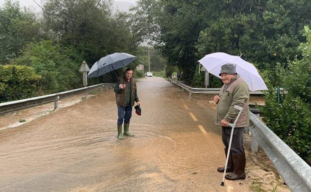 Imagen. Ríos desbordados y destrozos durante el paso del temporal por Asturias