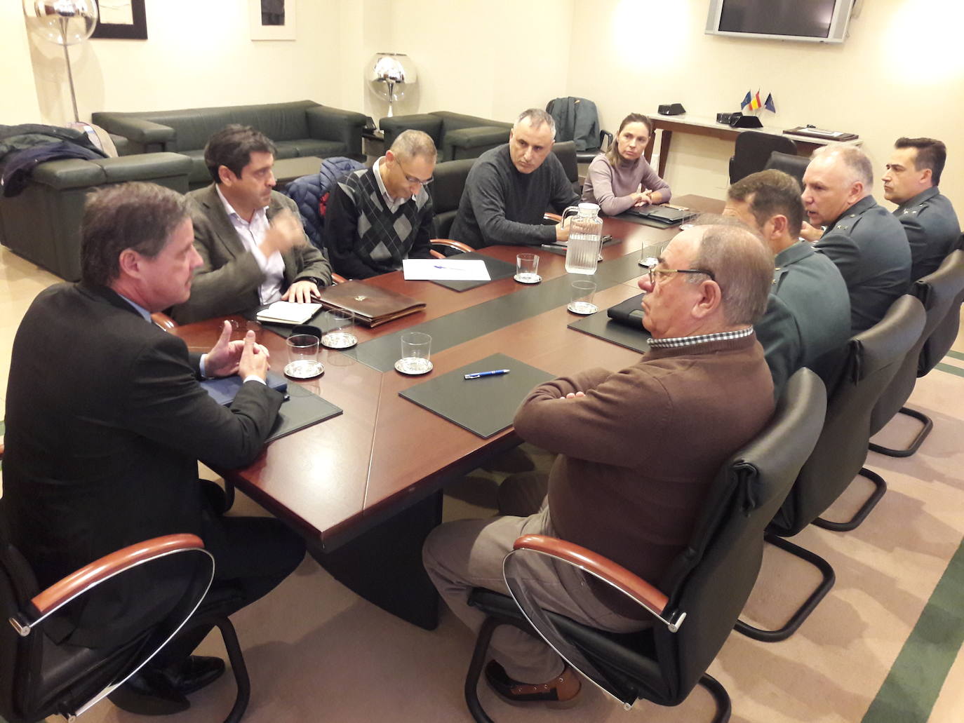 Reunión entre una delegación del Gobierno regional y pescadores.