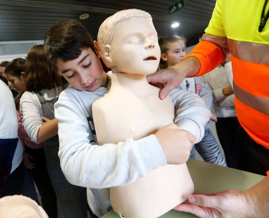 Estudiantes del colegio Santa Bárbara, en Lugones, del instituto Corrdoria y de la FP Técnico en Emergencias Sanitarias han participado en la jornada «Salvando vidas, salvando corazonas: El valor del primer interviniente». A lo largo de la mañana, los alumnos han acudido a ocho talleres impartidos en el Instituto de Emergencias Sanitarias, ubicado en el Polígono Espíritu Santo, donde han aprendido a utilizar un desfibrilador y a realizar técnicas de animación cardiopulmonar y de desobstrucción en caso de atragantamientos