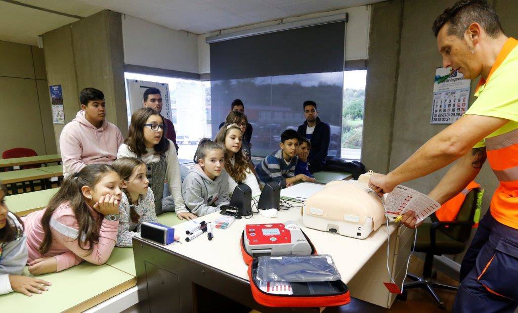 Estudiantes del colegio Santa Bárbara, en Lugones, del instituto Corrdoria y de la FP Técnico en Emergencias Sanitarias han participado en la jornada «Salvando vidas, salvando corazonas: El valor del primer interviniente». A lo largo de la mañana, los alumnos han acudido a ocho talleres impartidos en el Instituto de Emergencias Sanitarias, ubicado en el Polígono Espíritu Santo, donde han aprendido a utilizar un desfibrilador y a realizar técnicas de animación cardiopulmonar y de desobstrucción en caso de atragantamientos