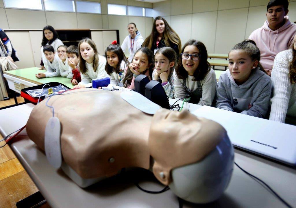 Estudiantes del colegio Santa Bárbara, en Lugones, del instituto Corrdoria y de la FP Técnico en Emergencias Sanitarias han participado en la jornada «Salvando vidas, salvando corazonas: El valor del primer interviniente». A lo largo de la mañana, los alumnos han acudido a ocho talleres impartidos en el Instituto de Emergencias Sanitarias, ubicado en el Polígono Espíritu Santo, donde han aprendido a utilizar un desfibrilador y a realizar técnicas de animación cardiopulmonar y de desobstrucción en caso de atragantamientos