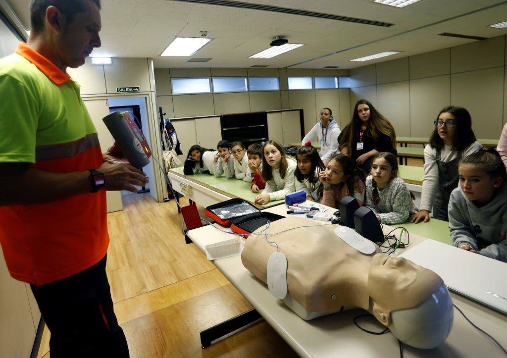 Estudiantes del colegio Santa Bárbara, en Lugones, del instituto Corrdoria y de la FP Técnico en Emergencias Sanitarias han participado en la jornada «Salvando vidas, salvando corazonas: El valor del primer interviniente». A lo largo de la mañana, los alumnos han acudido a ocho talleres impartidos en el Instituto de Emergencias Sanitarias, ubicado en el Polígono Espíritu Santo, donde han aprendido a utilizar un desfibrilador y a realizar técnicas de animación cardiopulmonar y de desobstrucción en caso de atragantamientos