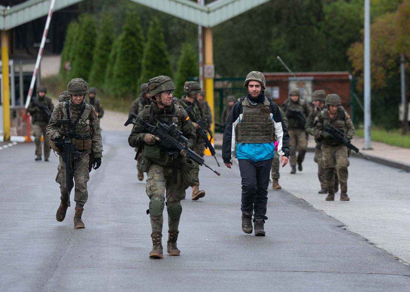 Un grupo de personas han realizado maniobras con el regimiento Cabo Noval durante la celebración de las VI Jornadas de Liderazgo Aplicado que comenzaron el pasado 22 de octubre y finalizan hoy