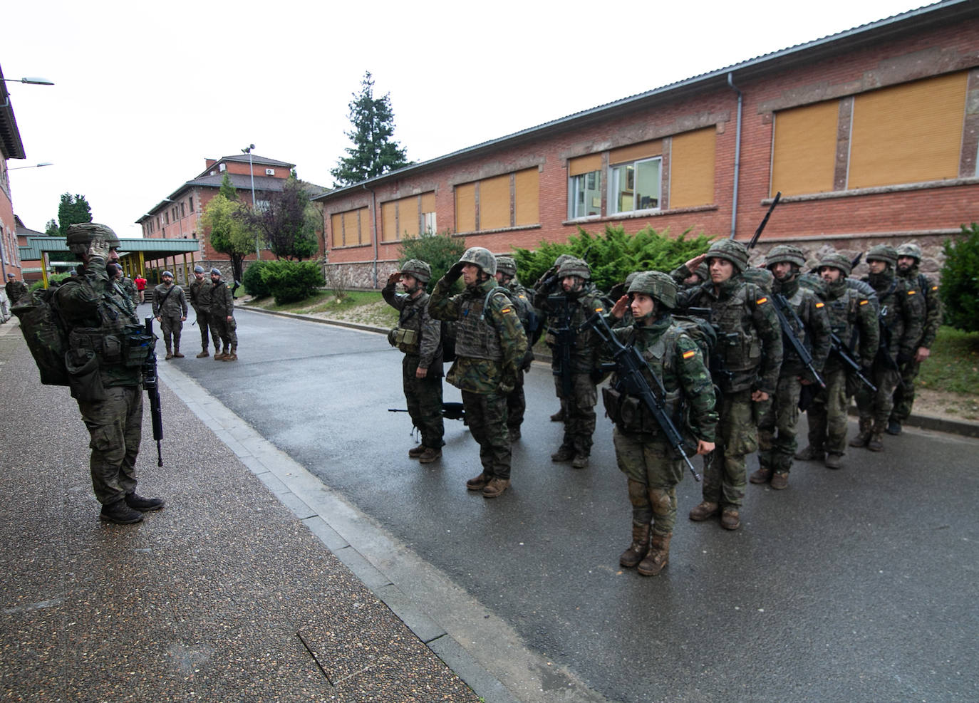 Un grupo de personas han realizado maniobras con el regimiento Cabo Noval durante la celebración de las VI Jornadas de Liderazgo Aplicado que comenzaron el pasado 22 de octubre y finalizan hoy