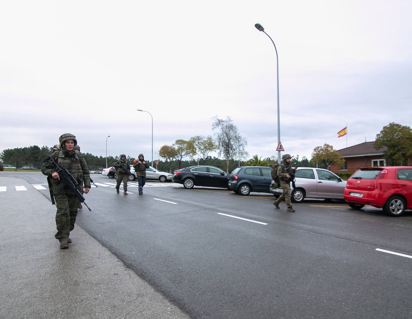 Un grupo de personas han realizado maniobras con el regimiento Cabo Noval durante la celebración de las VI Jornadas de Liderazgo Aplicado que comenzaron el pasado 22 de octubre y finalizan hoy