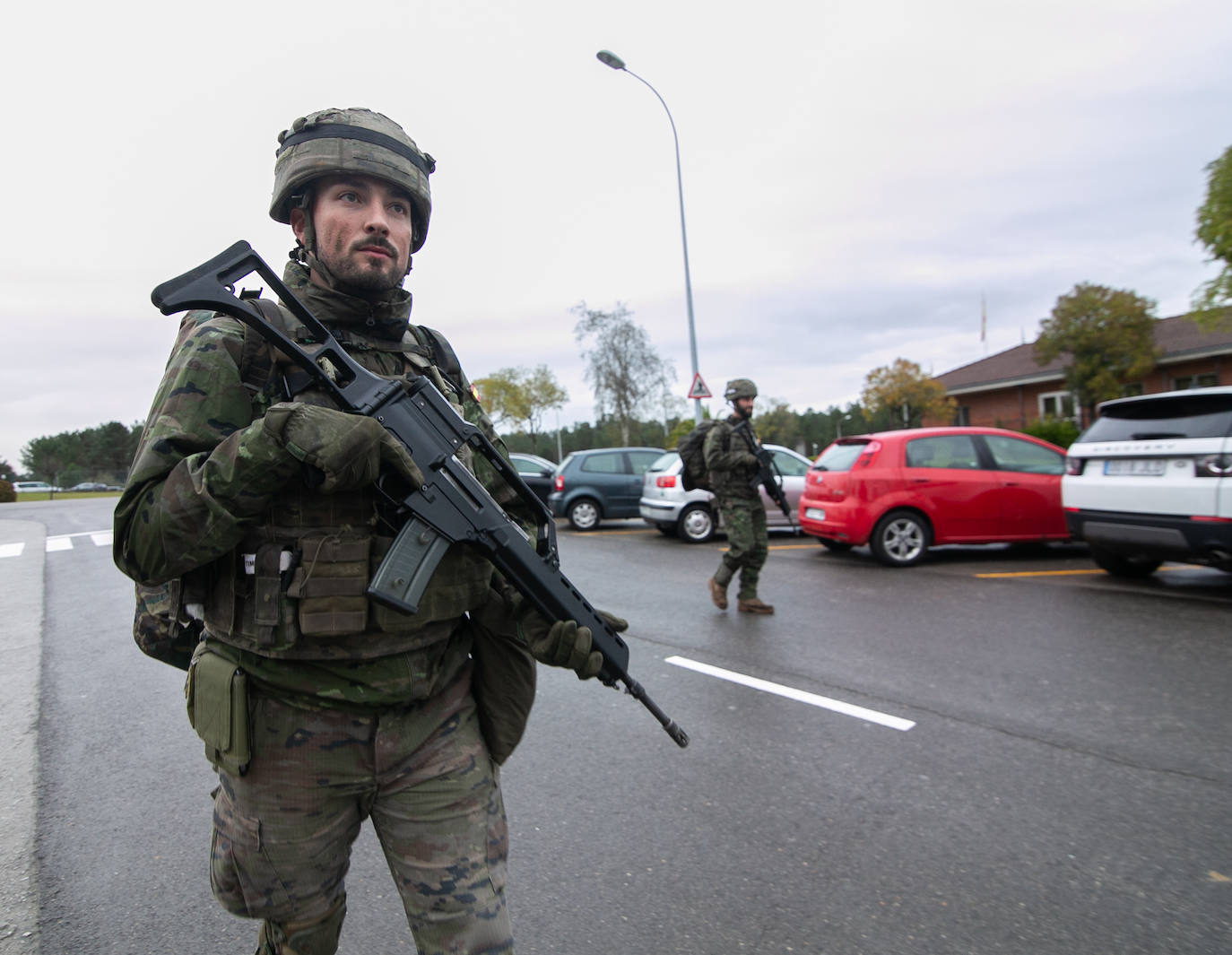 Un grupo de personas han realizado maniobras con el regimiento Cabo Noval durante la celebración de las VI Jornadas de Liderazgo Aplicado que comenzaron el pasado 22 de octubre y finalizan hoy