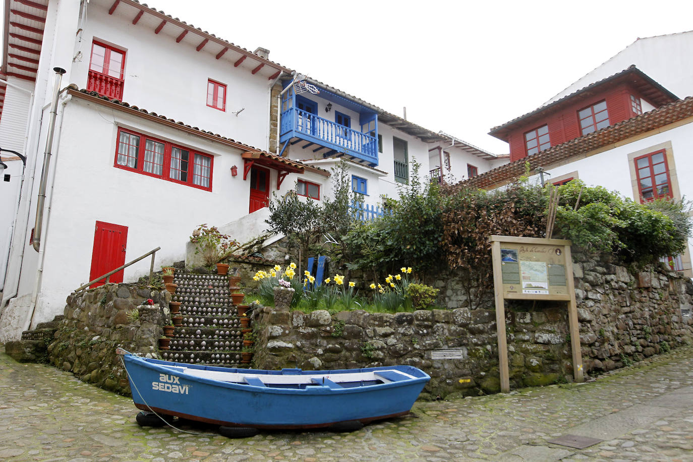 La revista Traveler ha dado a conocer las siete maravillas rurales elegidas entre veinte candidatos. La localidad asturiana de Tazones enamoró al Emperador Carlos V, donde llegó en el 1517. Cada año se recrea el desembarco, y se completa con actividades típicas de la villa marinera: confección y muestras de artes de pesca, teñido de velas, tejido de redes, subasta de pescados o asado de centollos y sardinas.