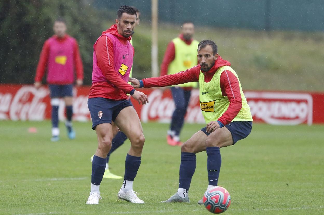 Hernán Santana da un pase con el nuevo balón, el de invierno, junto a Aitor García. 