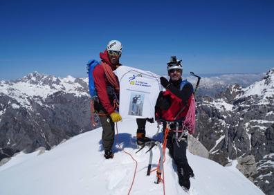 Imagen secundaria 1 - Martín Moriyón: «Todavía hay gente que cree que subir al Urriellu no supone un esfuerzo»