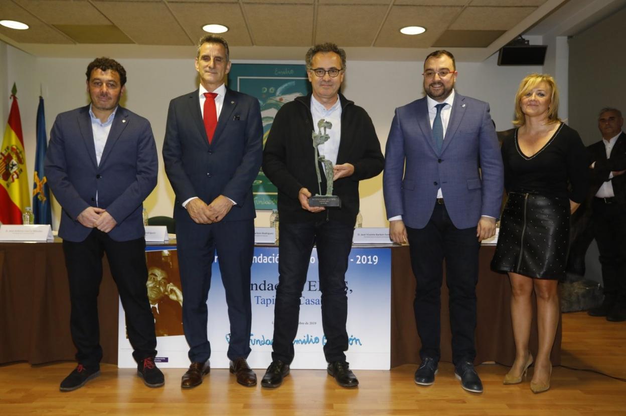 Julio García, José Vicente Barbón Jose Antonio García, Adrián Barbón y Maria Jesús Alonso, durante la entrega del galardón. 