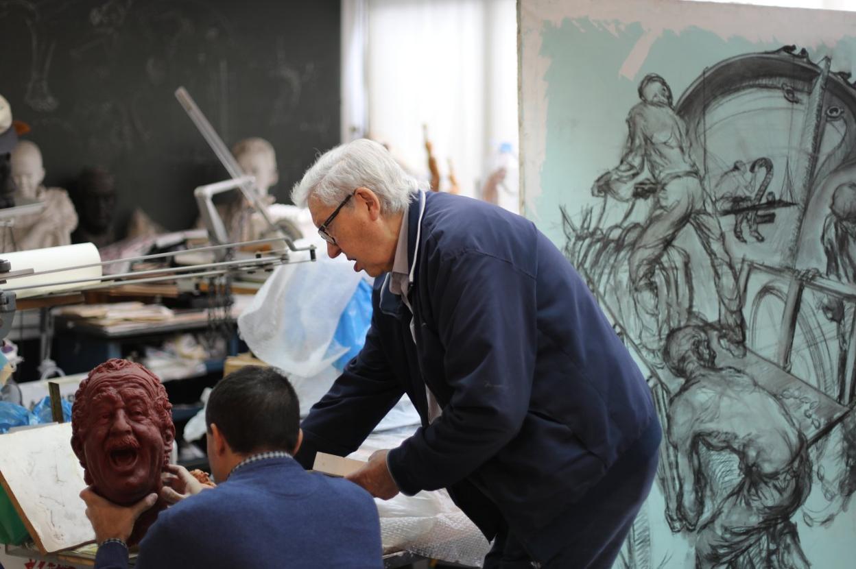 Vicente Menéndez-Santarúa, junto a su hijo Samuel, sujetando un busto de Preciado diseñado con cera perdida. 