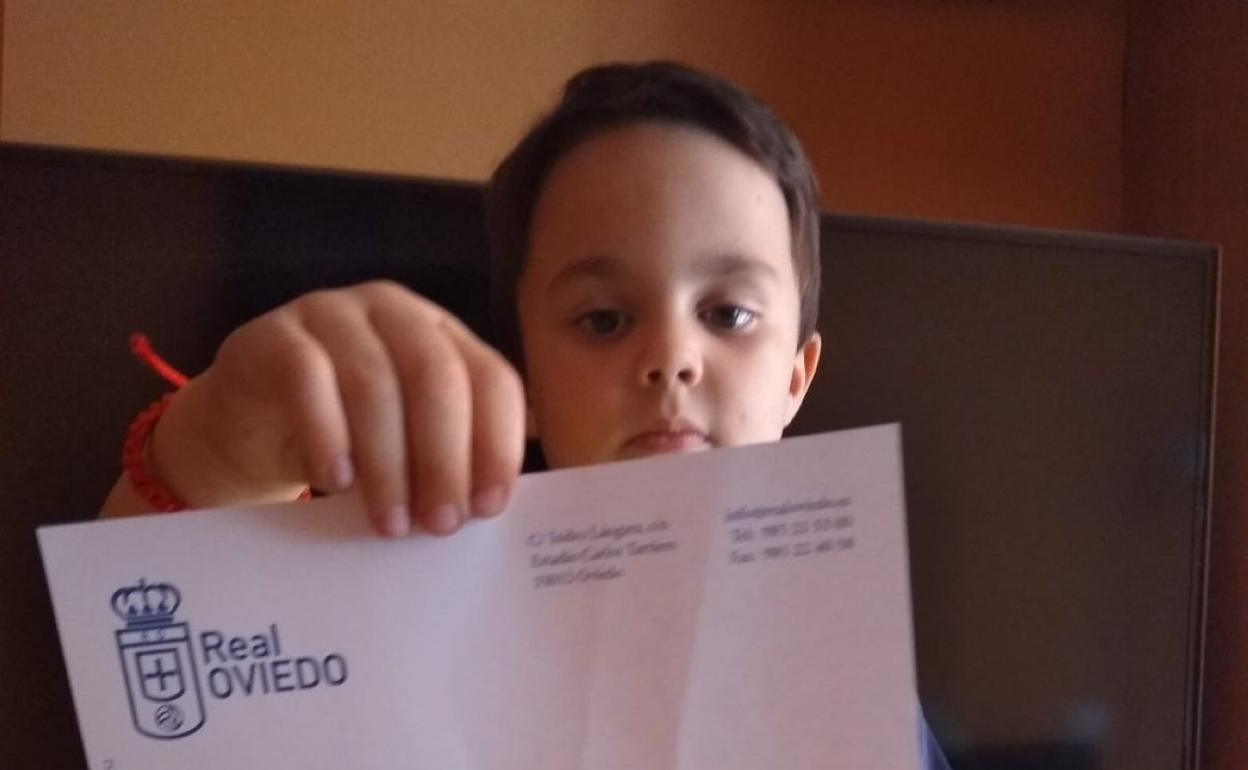 Aday, con la carta que le escribió Michu. 